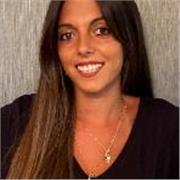 Profesora de refuerzo escolar imparte clase a niños de entre 6 a 12 años